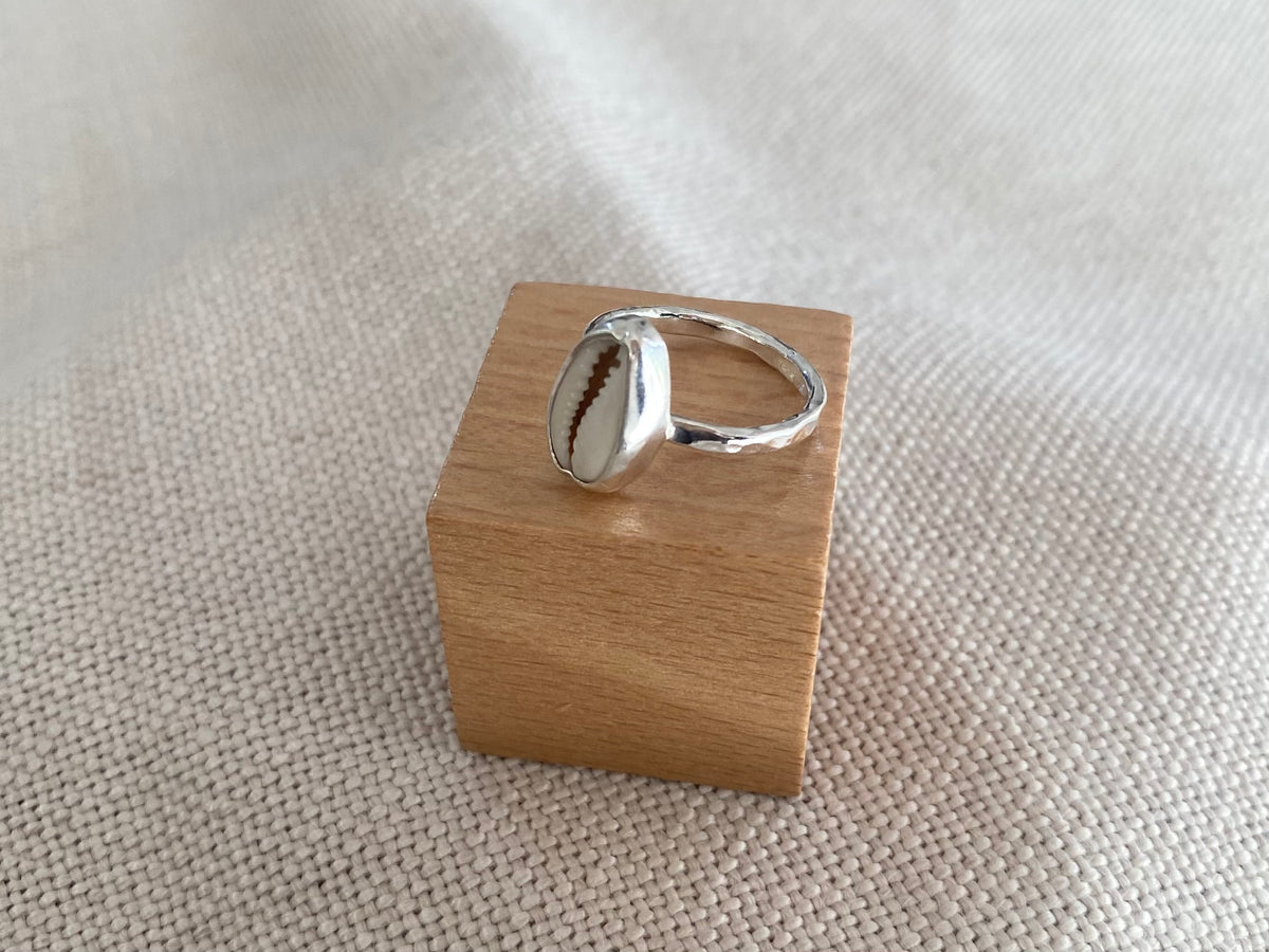 Cowrie Ring L 1/2