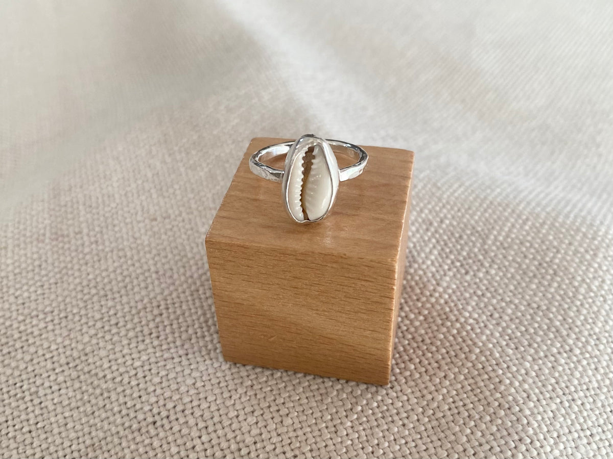Cowrie Ring L 1/2